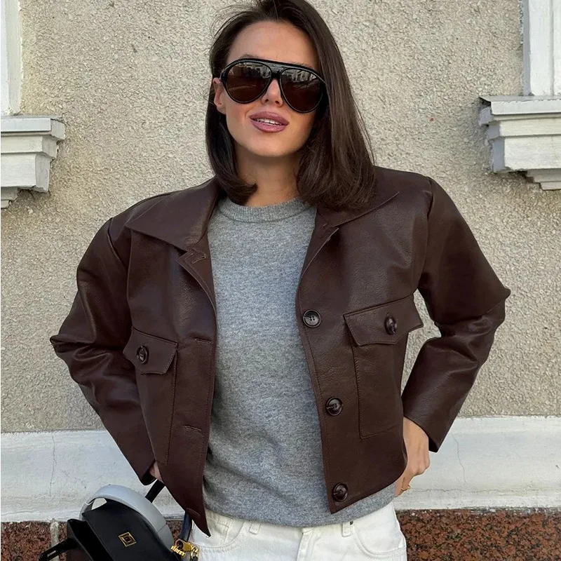 Jaquetas Femininas Highstreet Primavera 2026: Jaqueta de Couro Vintage Brilhante Solta com Lapela Retrô, Manga Comprida e Abotoamento Simples - Casaco Curto