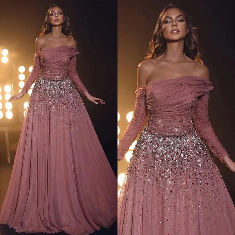 Robe de Soirée Rose Foncé pour Occasions Spéciales, Élégante, à Manches sulf, avec des Perles à la Taille, sur Tapis Rouge