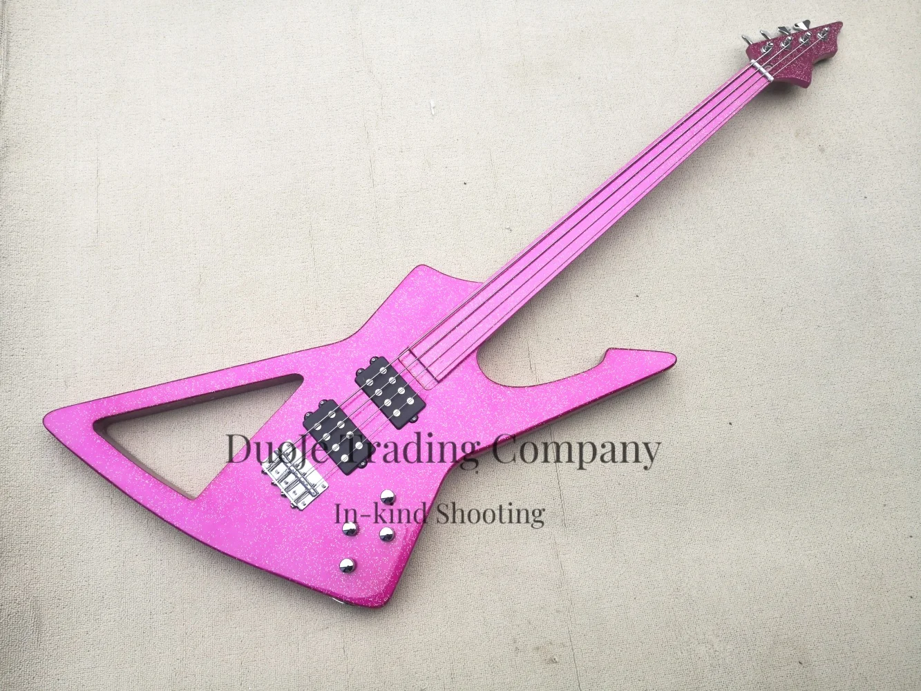 Customized 4-string lightweight bass guitar, pink large-grain body and neck, fixed bridge, HH pickups, fretless fingerboard