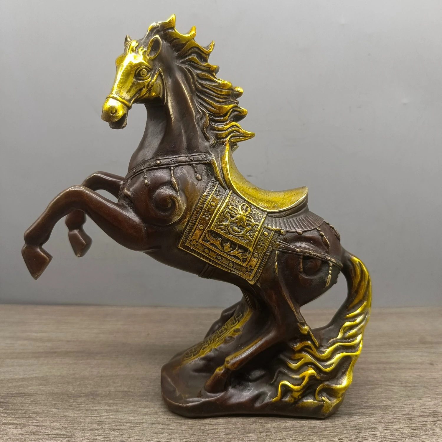 statue-de-collection-en-bronze-antique-cheval-reussi-a-une-fois-artisanat-exquis-revetement-riche-et-doux-forme-complete-mate