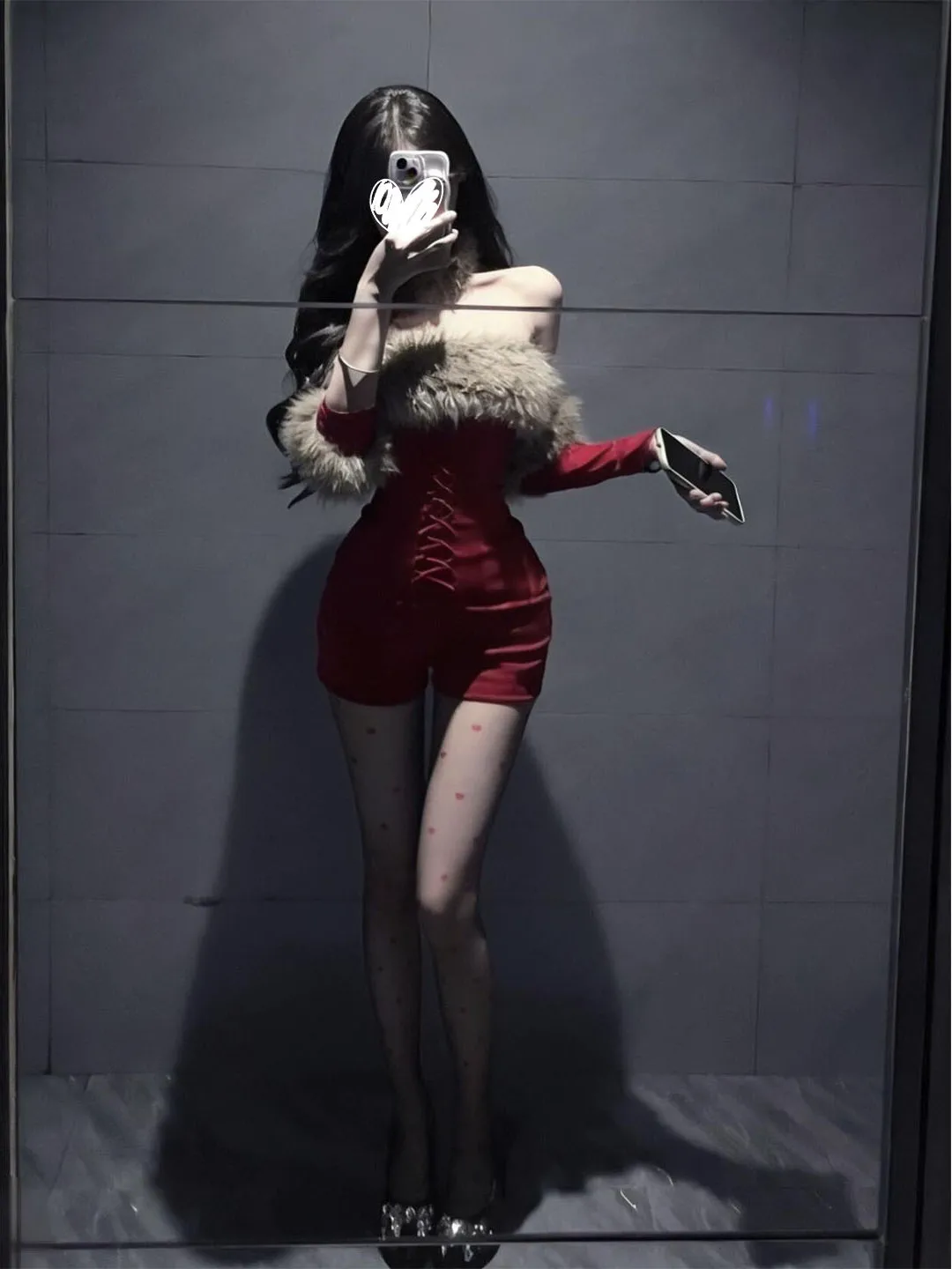 

Сексуальный комплект из трех предметов: топ-бюстье с одним открытым плечом и меховой отделкой, ультракороткие шорты с завышенной талией, красный, новинка 2026 года