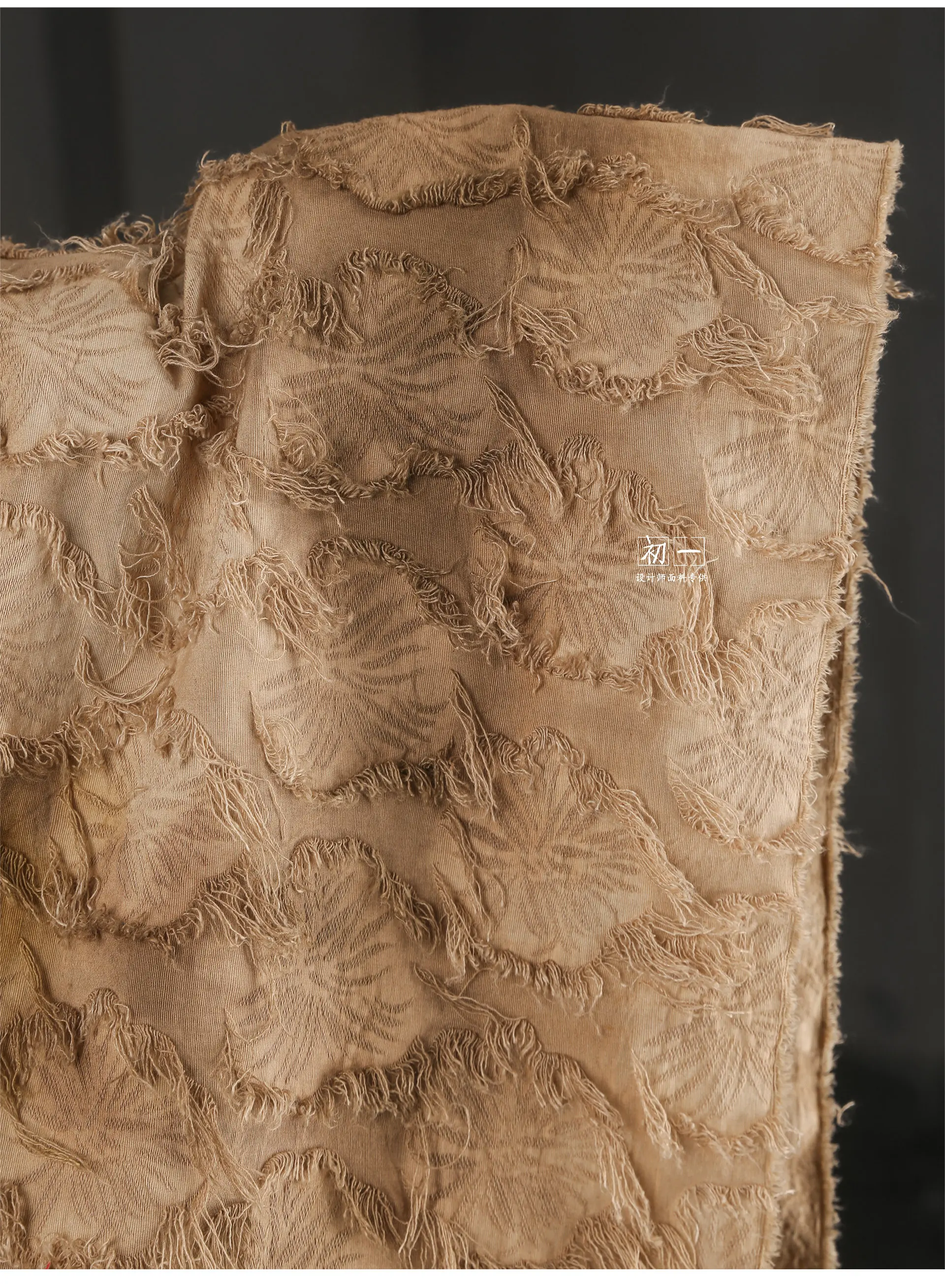 Gelber Batikstoff mit dunklen Blumenmotiven, Fransen, aus Baumwolle und Leinen, handgefertigt, mit Blumenmuster, der vom Wind bewegt und mit einer alten Textur gewaschen wurde. – Detail 23