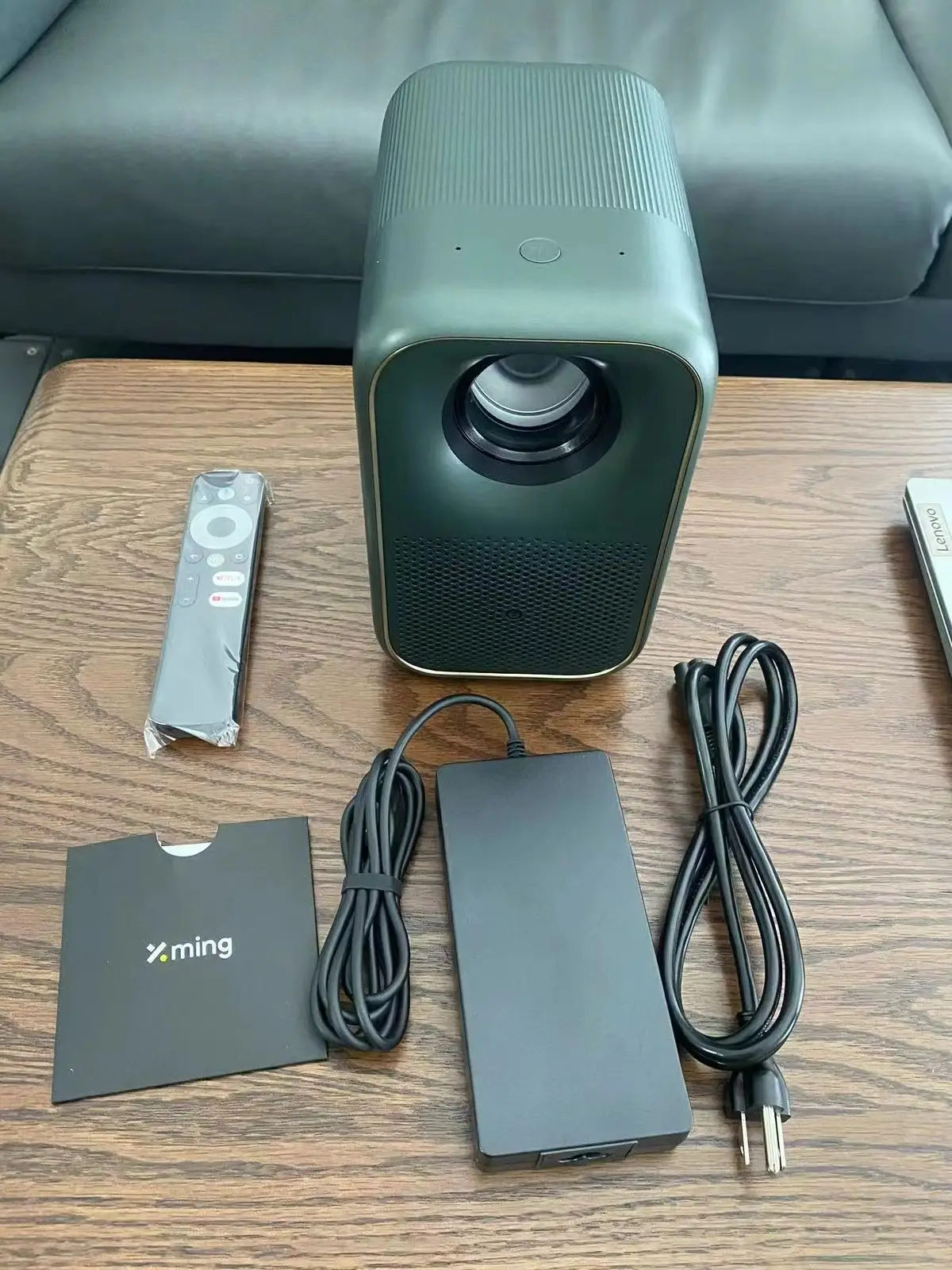 Formovie Xming Page One Smart Projektor 300 ANSI Lumen Native 1080P Full HD, Google TV, 2GB+16GB, 40-120 Zoll Display, 1,25:1 Projektionsverhältnis, LED Heimkino-Projektor für Filme, Gaming und