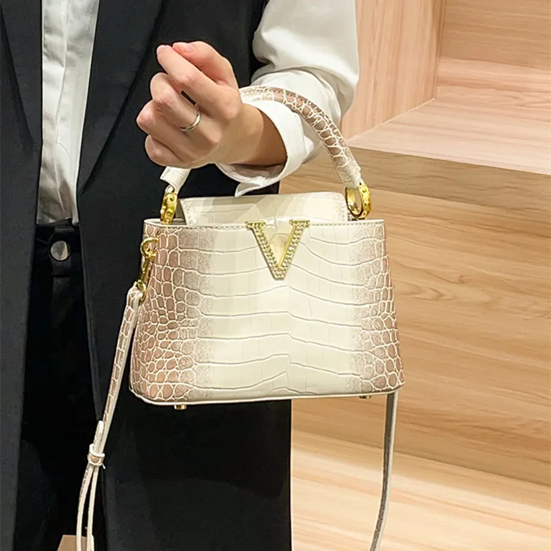 

Crocodile Pattern Leather Women's Handbags 2025 New V-Shaped High-Grade Fashion Stylish Small Shell Shoulder Messenger Bags