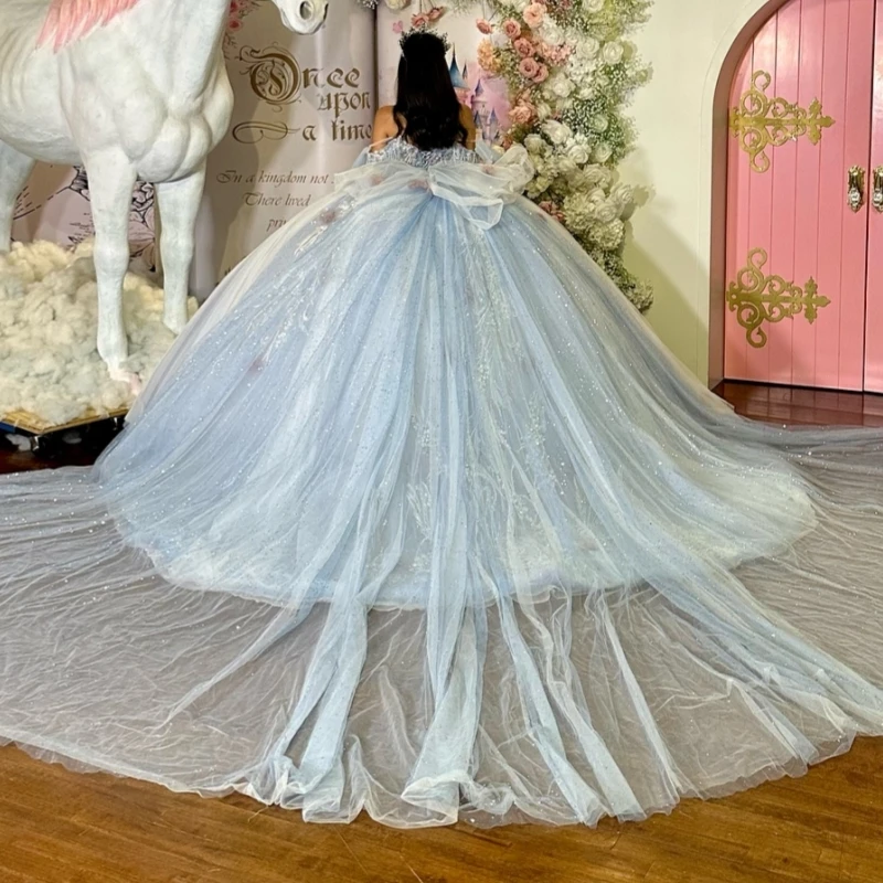 فساتين Quinceanera لامعة باللون الأزرق السماوي فستان حفلة قبالة الكتف مزين بالزهور مطرز بالكريستال تول حفلة عيد ميلاد حلو 16 فستان