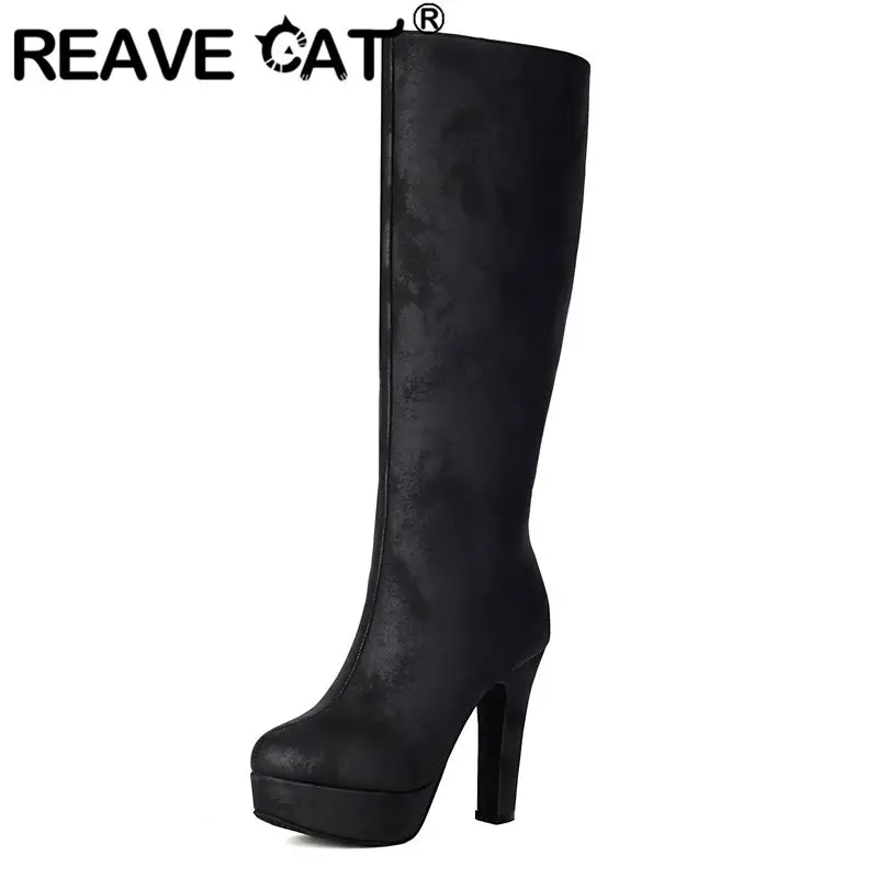 

REAVE CAT 2026 Новые пикантные сапоги до колена с круглым носком на блочном каблуке 11,5 см, платформа 2,8 см, вечерние ботильоны на молнии, большой размер 42 43