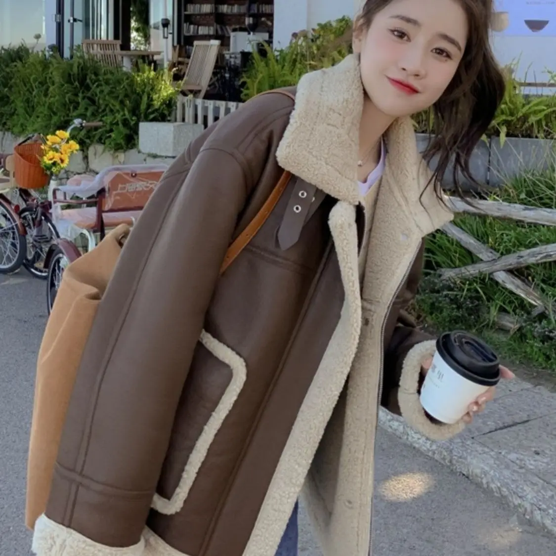 Veste Chic en laine d'agneau pour femme, vêtement d'extérieur, nouvelle mode, velours épais, fourrure chaude, une pièce, motard, veste en cuir PU, hiver 2025