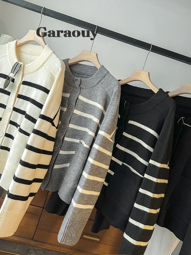 Garaouy 2024 Auutmn New Women Double Pocket Raglan Sleeve Striped Knitted Cardigan Swester