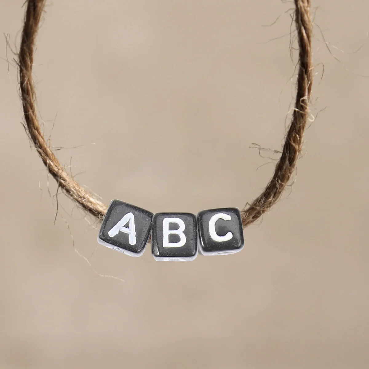 OATIPHO 100 قطعة الفواصل الحروف الأبجدية لصنع المجوهرات للأطفال القلائد الاكريليك الأحجار الكريمة الأبيض مربع فرز الحرفية عدة