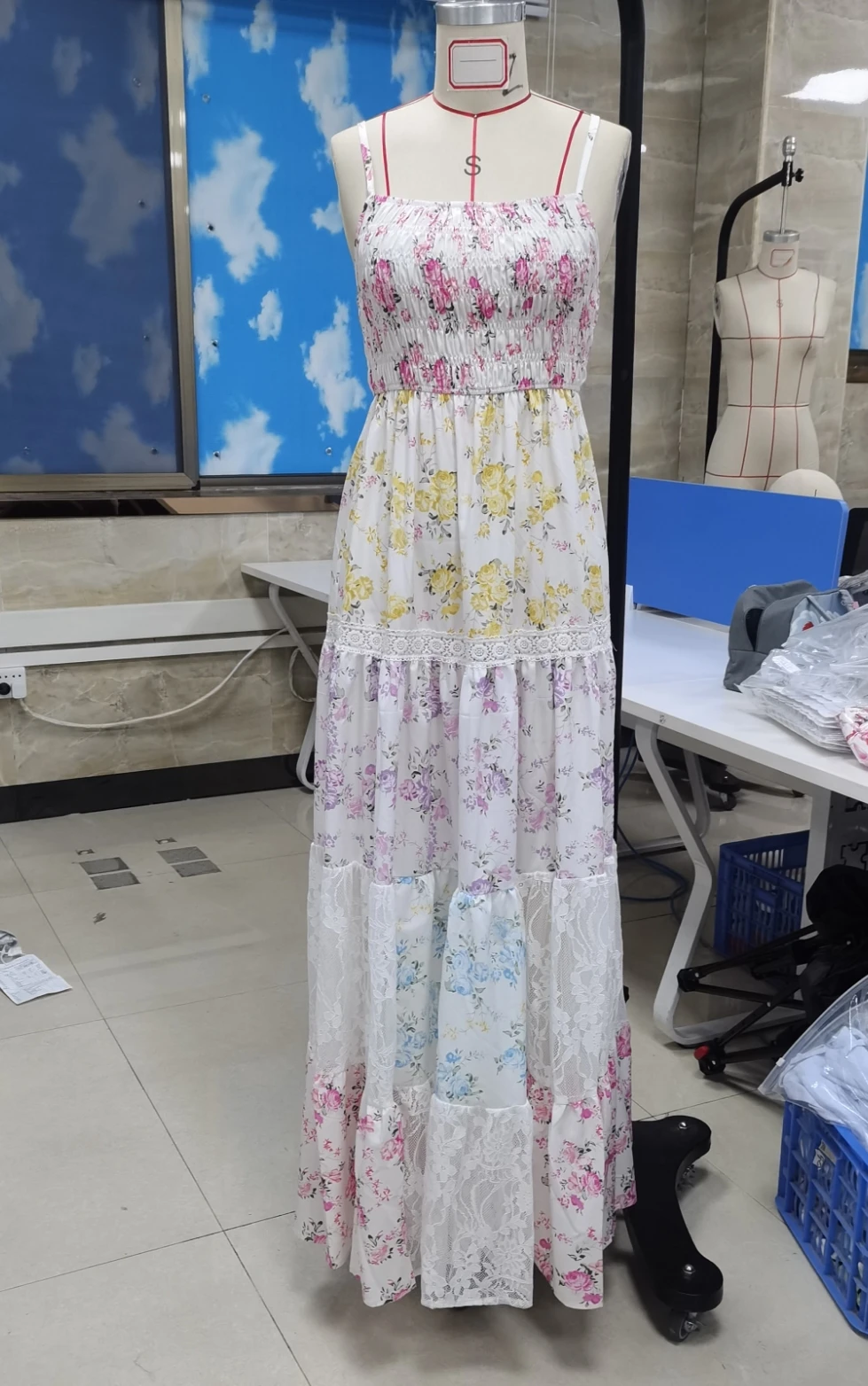 Abito fluido da donna con stampa floreale estiva, senza maniche, senza schienale, patchwork di pizzo, increspato, lungo, per le vacanze quotidiane