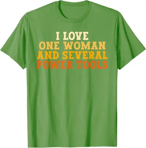 Ich liebe eine Frau und mehrere Elektrowerkzeuge. Lustiges Retro-T-Shirt mit Humor-Aufdruck. Y2k-Humor für Holzarbeiten, Handwerker, Zimmermann, Werkstatt. – Detail 3