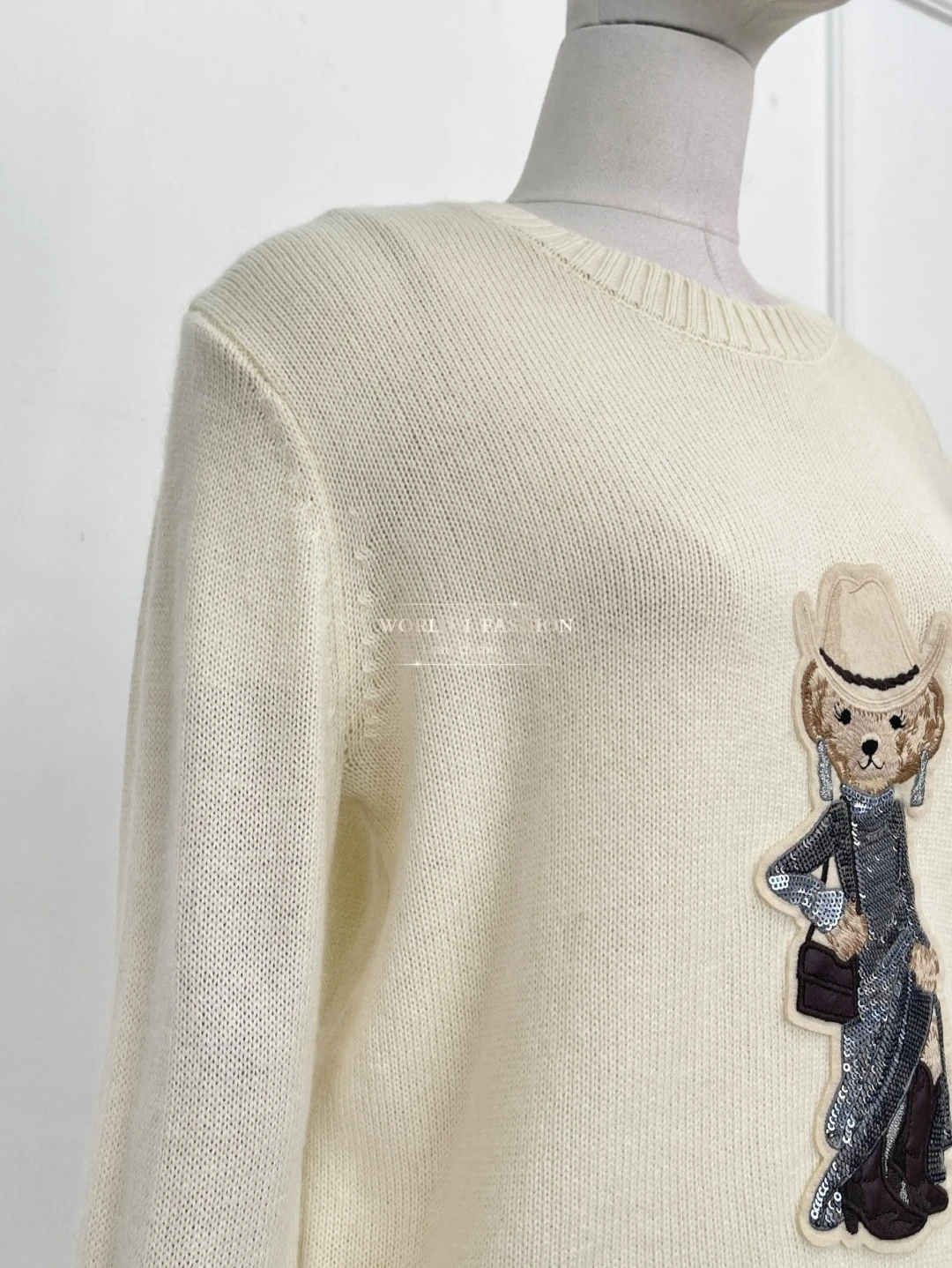 

Зимние белые свитера с вышитыми пайетками на плюшевых мишках 2026 г.