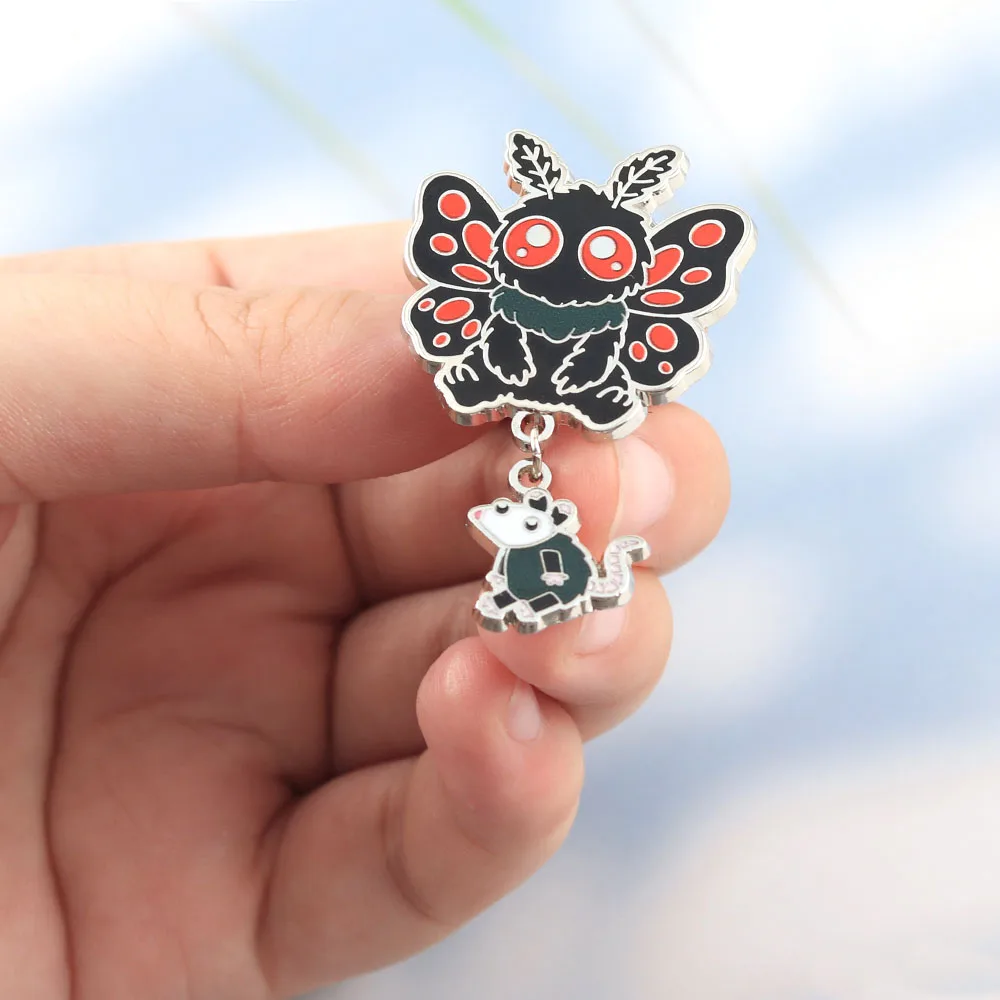 Lustige Chibi-Mothman-Emaille-Pins, kreative niedliche Kryptid-Broschen mit hängendem Opossum, skurriles Monster-Abzeichen mit roten Augen, Anstecknadel-Geschenk – Detail 3