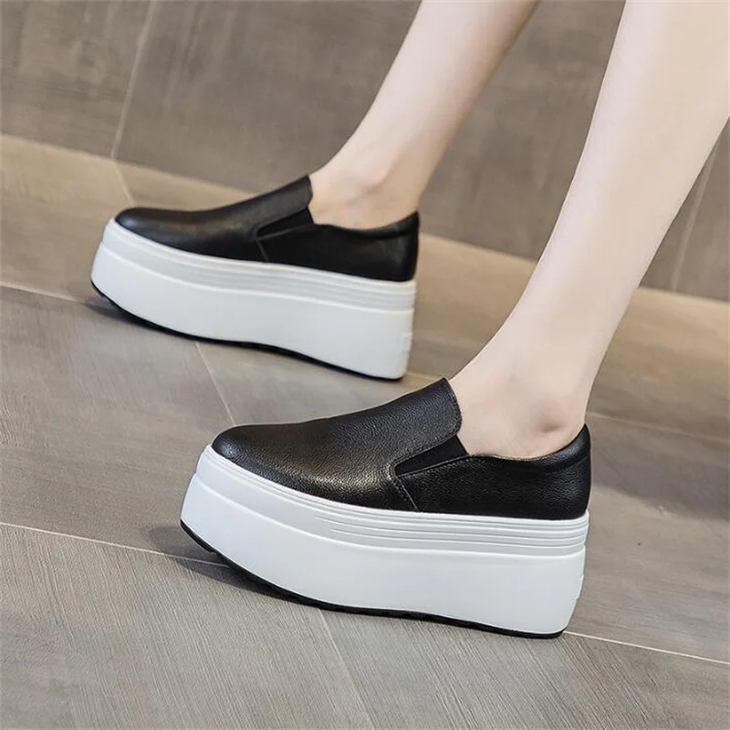 Kobiety 8CM prawdziwej skóry moda Walking wysokość zwiększenie mokasyny damskie Casual platforma klin białe kobiety Slip on czarne buty