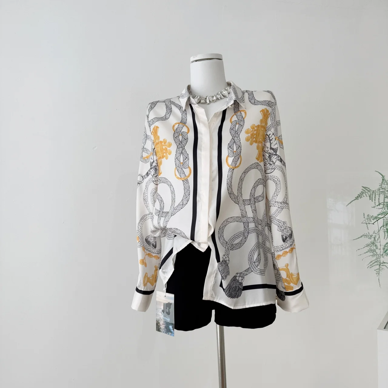 

Clothland женская элегантная блузка с цепочкой и принтом, белая свободная рубашка с длинным рукавом, женская офисная одежда, модные топы Blusa LB307