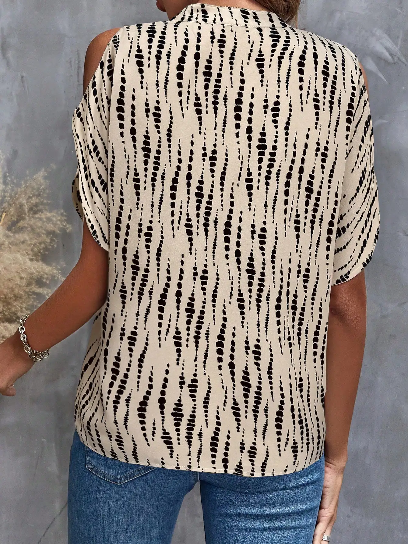 

Women Casual Geometric Pattern Open Shoulder Split Sleeve Blouse