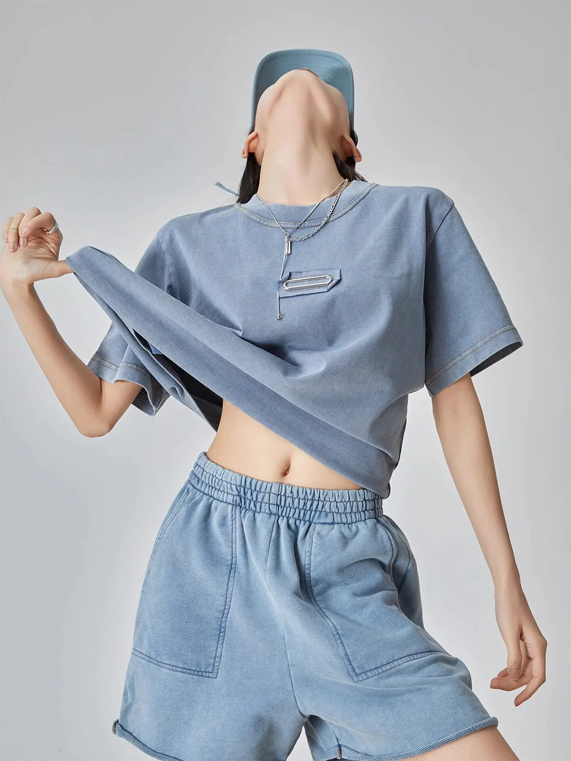 

Американский ретро-стиль: женский летний повседневный свободный комплект из двух предметов — футболка с коротким рукавом и джинсовые шорты с высокой талией, однотонные.
