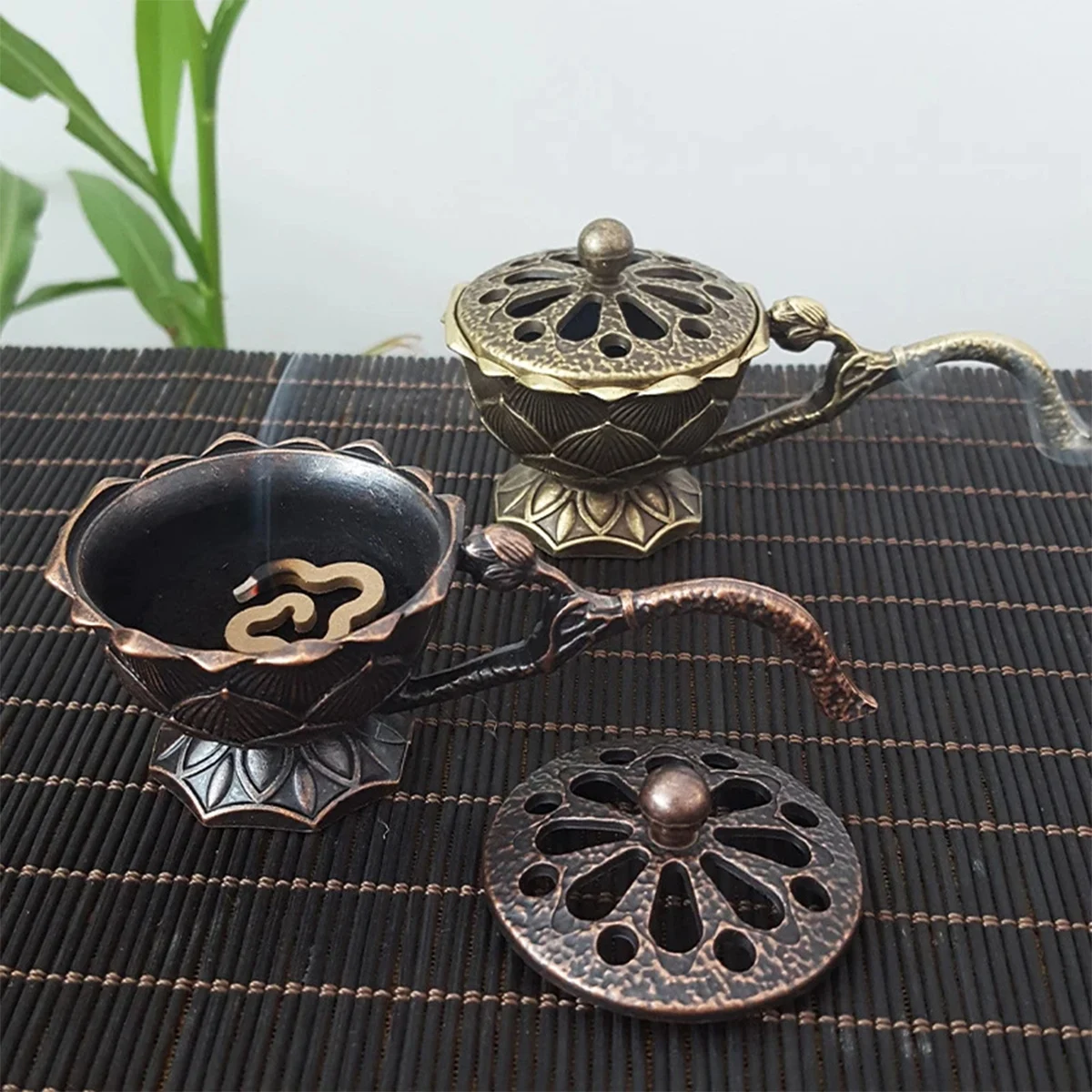 

Vintage Brass Lotus Incense Burner Metal Buddhism Buddha Holder Hollow Out Copper Three Legged Sandalwood Censer Home Decoration