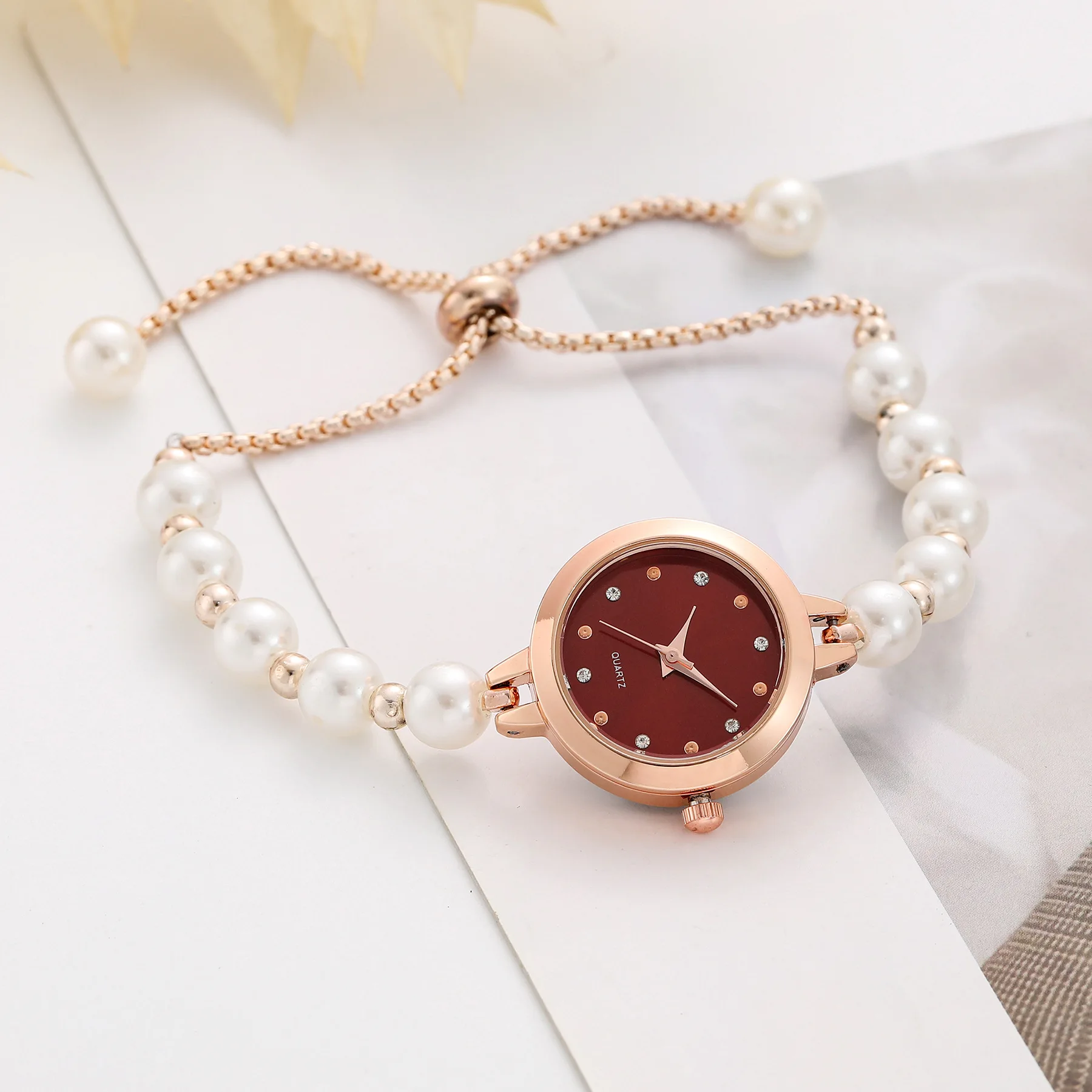 ใหม่สไตล์ Minimalist สร้อยข้อมือมุกผู้หญิงควอตซ์นาฬิกาแฟชั่นการออกแบบแผ่นดิสก์ขนาดเล็กหรูหราเครื่องประดับนาฬิกาผู้หญิง