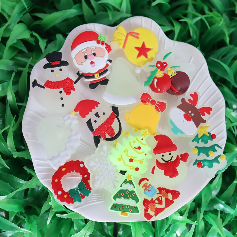 Nova Chegada 1pcs PVC Crescer na Noite Sino Luminoso Chapéu Da Árvore De Natal Floco De Neve Santa Buraco Chinelo Decoração Sapato Acessórios