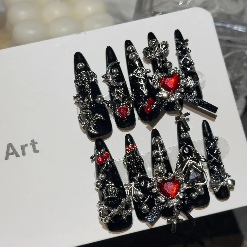 Uñas postizas hechas a mano Menhera Y2K negras y rojas con cruces, arañas, corazones y diamantes 2