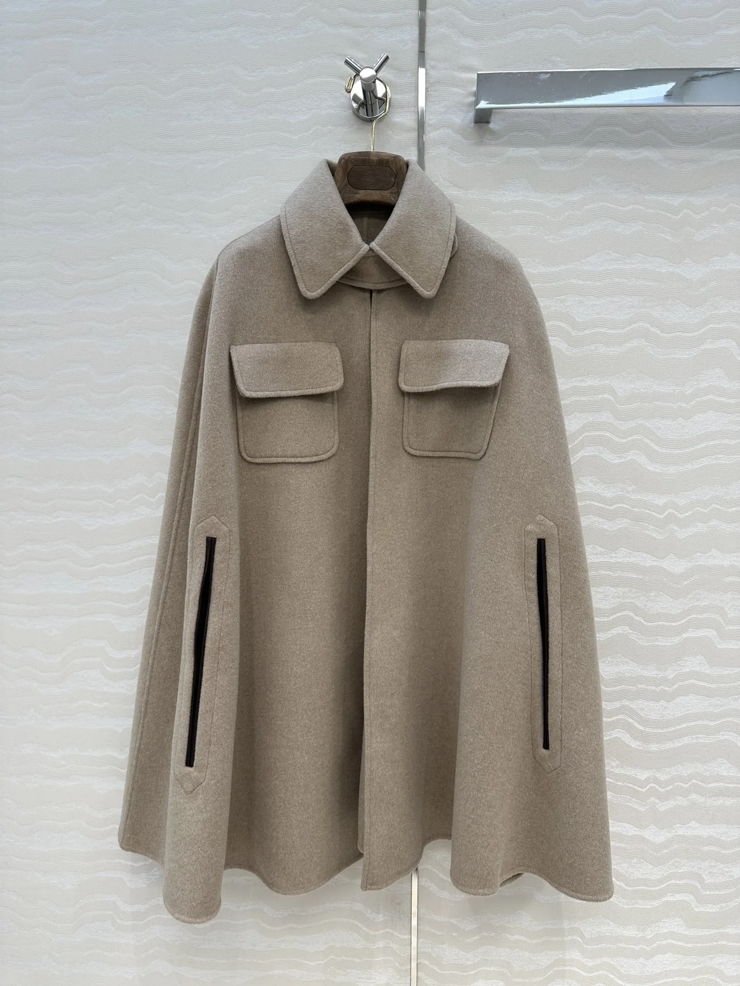 De 26 jaar nieuwe, zware leren, met rand omwikkelde kasjmier- en wollen sjaalcape is voorzien van een elegante Britse retrostijl