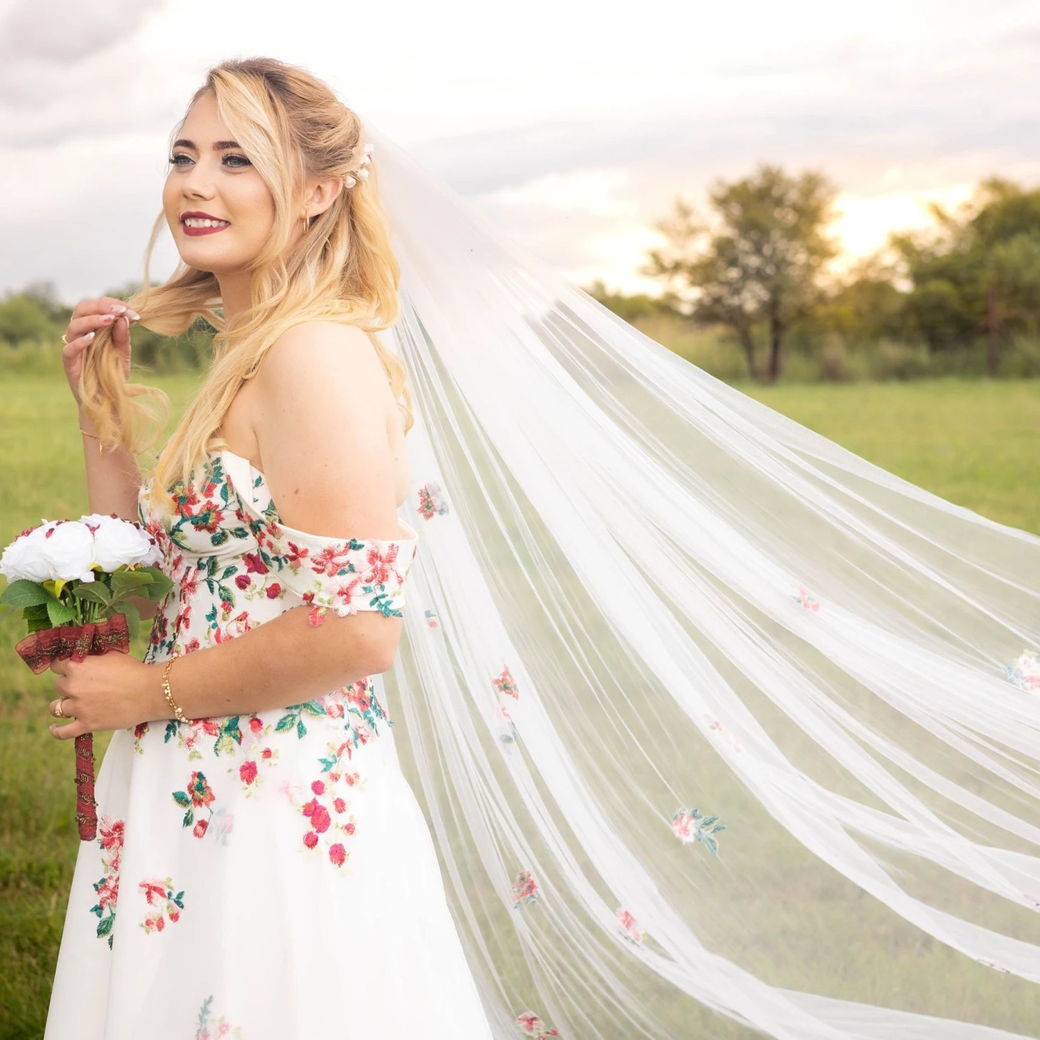 قبالة الكتف الحبيب المطرزة الدانتيل فساتين الزفاف خط ملون ريفي زيبر فساتين حفلات الزفاف تخصيص حجم كبير