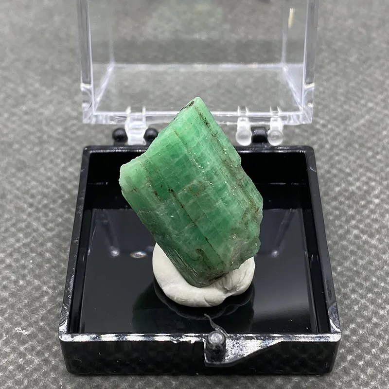 100% Natural green emerald mineral gem-grade crystal specimens stones and crystals quartz crystals +Box 3.5cm