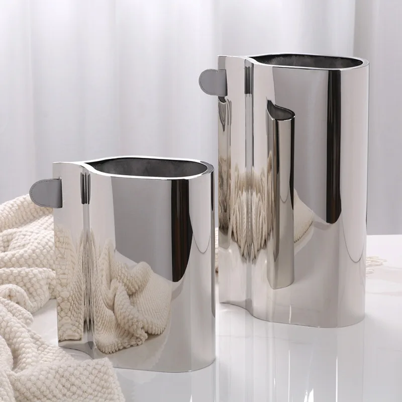 

Современная легкая роскошная металлическая ваза с орнаментом, глазурованная модель дома, мягкие домашние украшения из кожи с одним ухом, нерегулярная посуда для цветов