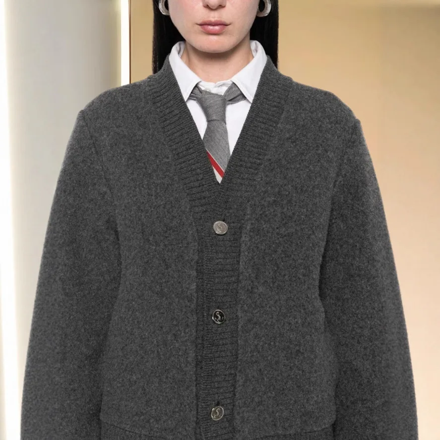 8201 Grauer Mantel Herbst Winter Britischer Stil Lose Faule Großer V-Ausschnitt Welpen Stickerei Knopf Mittellange Strickjacke