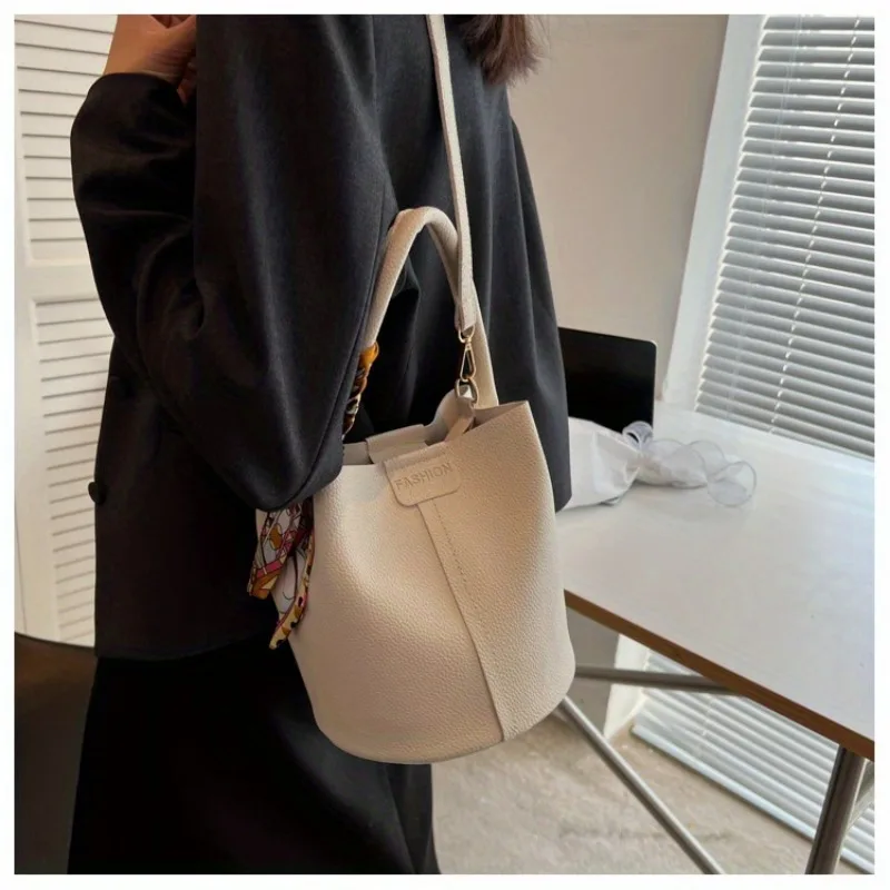 Large capacity women\'s bag 2023 new fashion internet famous single shoulder bag with texture niche crossbody bucket bag handbag