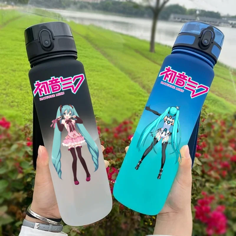 Hatsune Miku 650ml Fitness e sport bottiglia d\'acqua antigoccia in plastica per bere direttamente Miku capacità per bambini e studenti