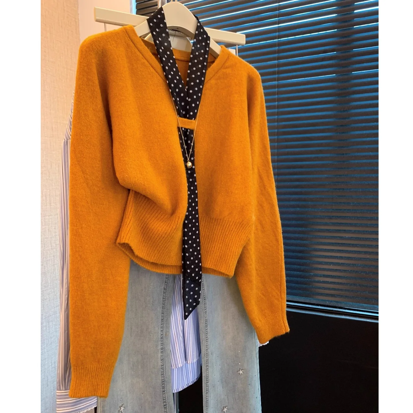เสื้อสเวตเตอร์ถักไหมพรมผู้หญิง พร้อมผ้าพันคอลายจุด นุ่ม สบาย สไตล์เกาหลี สำหรับฤดูใบไม้ร่วงและฤดูหนาว