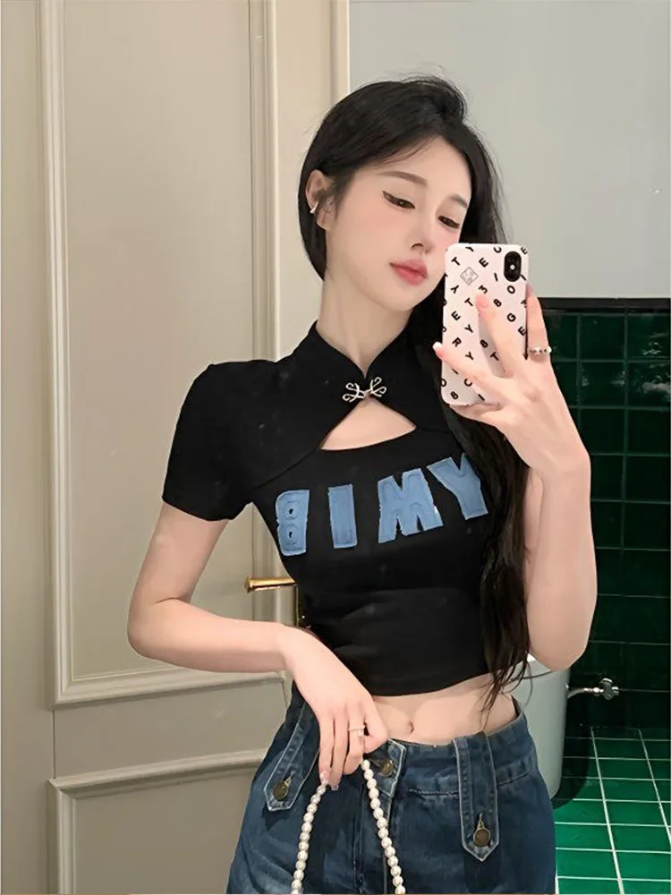 NUOMICI Korte mouwen T-shirt Voor Vrouwen 2025, Zomer Brief Gedrukt Top Holle Cheongsam Kraag Sexy Slanke Korte Dameskleding