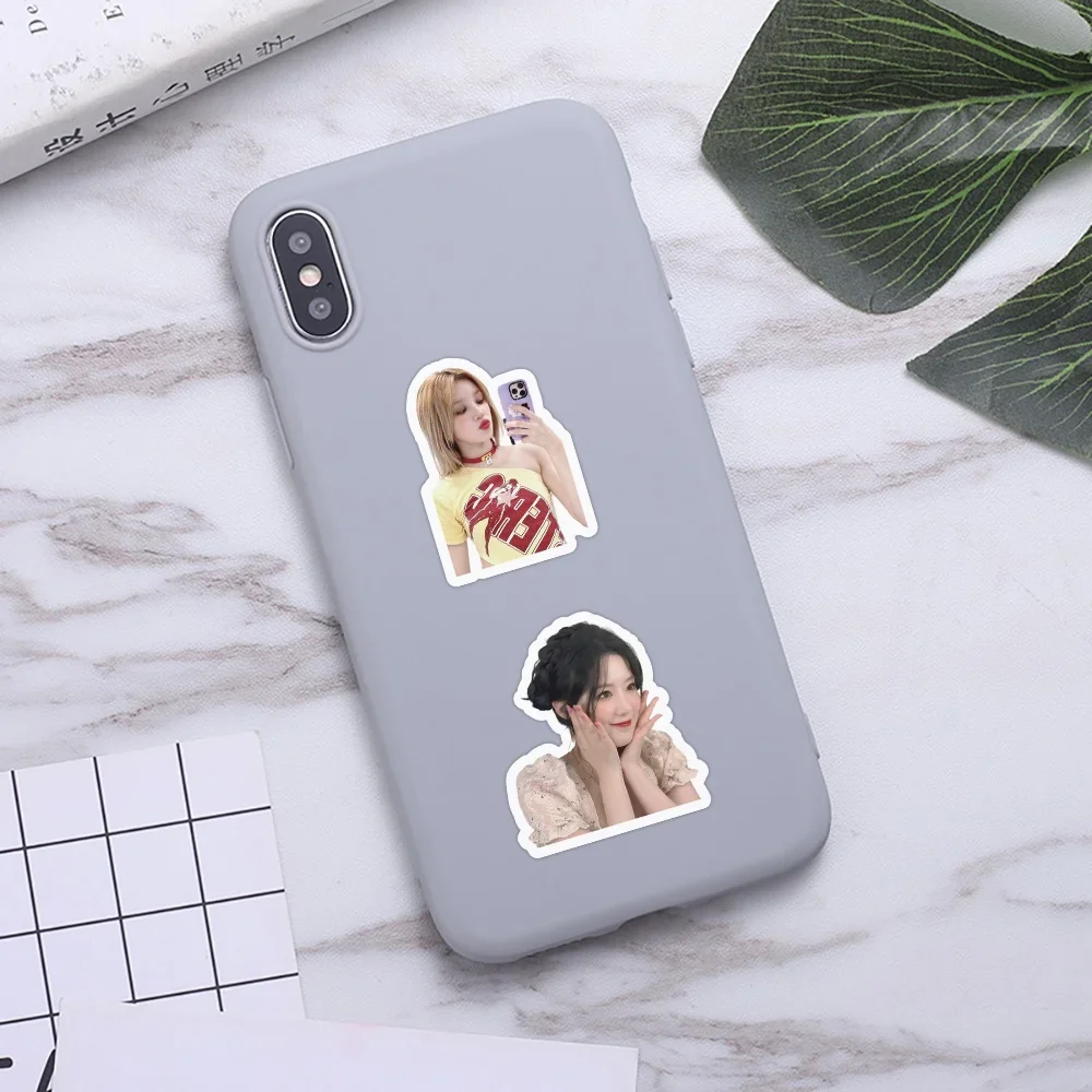 100 個 Kpop Gilrs グループ (G)I-DLE Soyeon MINNIE MIYEON YUQI SHUHUA 落書きステッカーヘルメット自転車ハンドアカウント鉛筆ケース