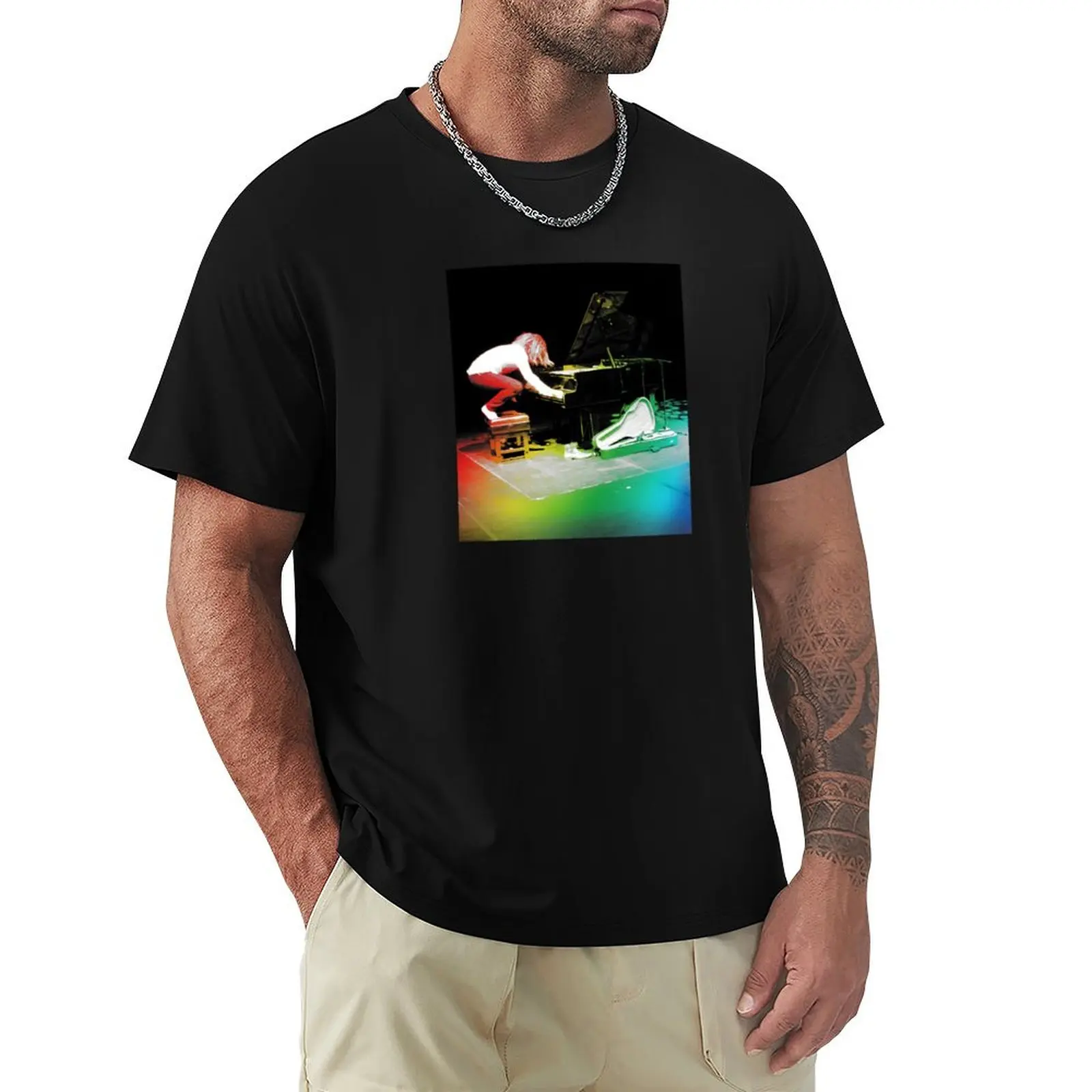Camiseta Tim Minchin Technicolor com estampa vintage e gola redonda