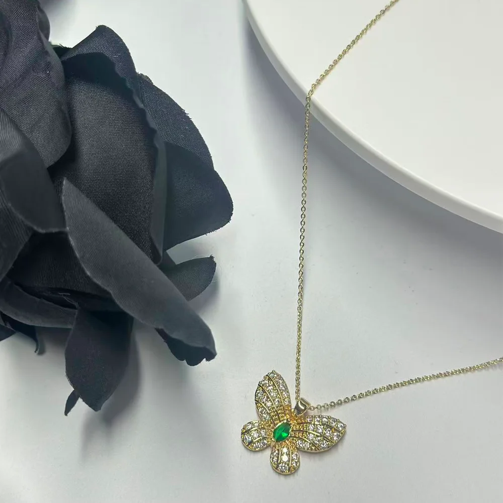 قلادة على شكل فراشة مجوفة، سلسلة ترقوة من الزركونيوم النحاسي المرصع بالزركونيوم للسيدات، مزاج عصري وبسيط