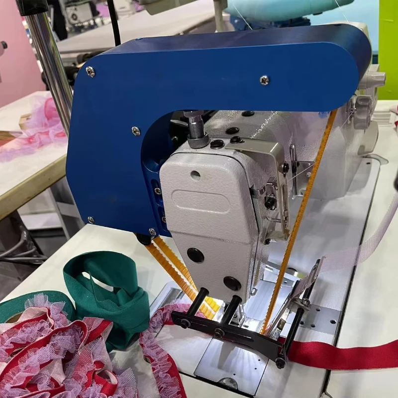 

Special folding device for computer conveyor belt folding machine