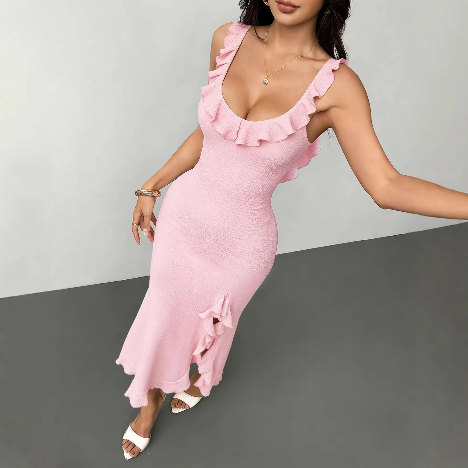 

Новое летнее женское платье 2026 года: розовое, с рюшами, без спинки, облегающее, с разрезом, длинное