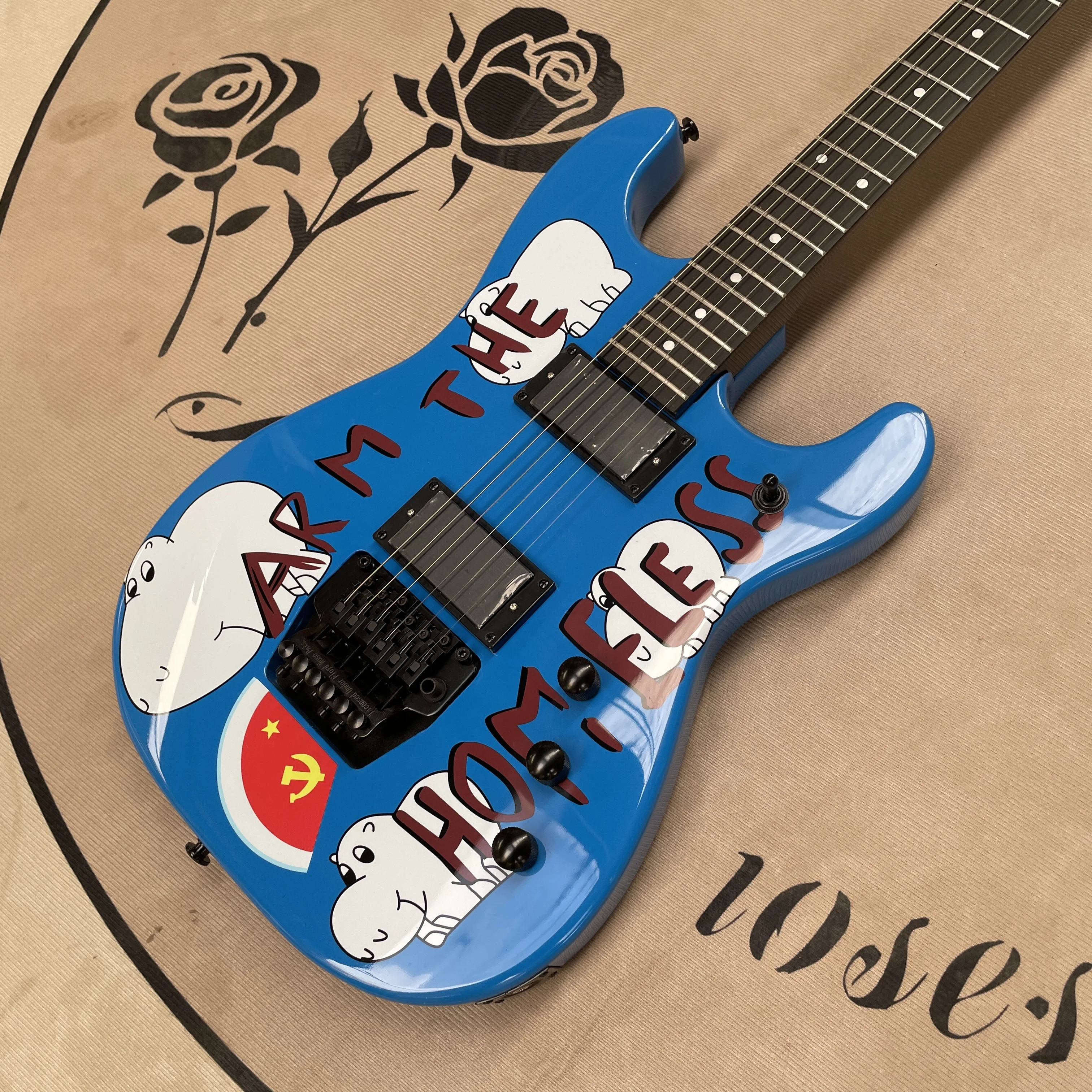 

Синяя 6-струнная электрогитара с накладкой из палисандра, черная фурнитура, гитара