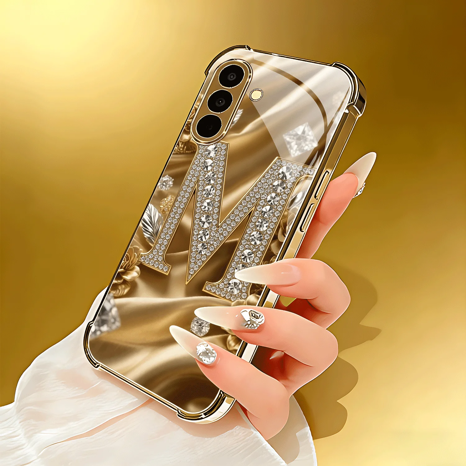 Złote etui na telefon z diamentami i złotym wzorem w kształcie litery M, wykonane ze złotego szkła, do Samsung Galaxy S26/22/23/24/25 PLUS/24/25 ULTRA/26 — zdjęcie produktu 4