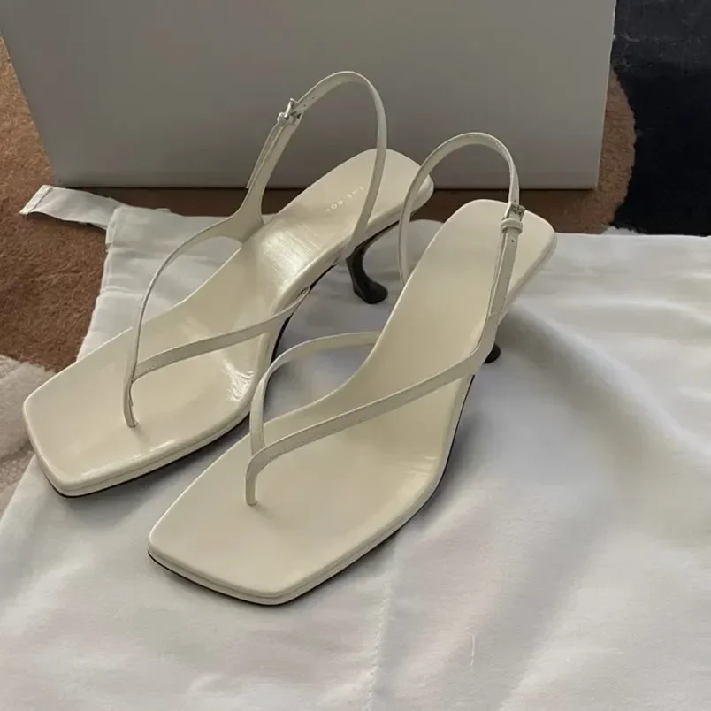 Retro Eckige Zehenpartie Clip-Toe Sandalen mit Kitten Heel und Rückenriemen in Braun, Schlichter Französischer Stil, Sexy Modische Damenschuhe für Sommer und Freizeit – Detail 4
