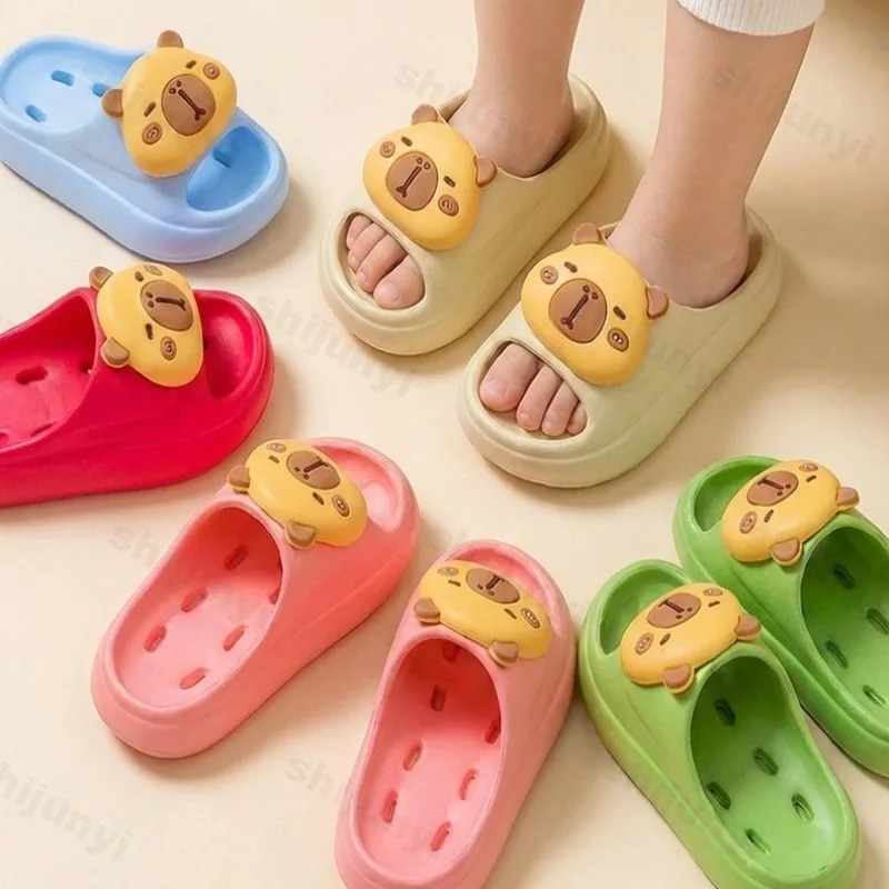 

Детские тапочки-капибары для девочек, милые мультяшные летние тапочки 2026 года, новые нескользящие домашние тапочки, мягкие уличные пляжные туфли для мальчиков