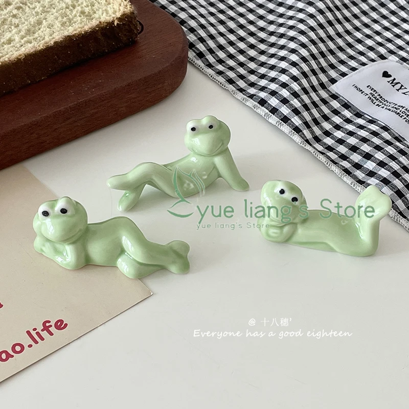 Cute 3D Frog Chopstick Holder, Enchanting Posture Ceramic Desktop Ornament, Pen Holder, Creative Small Animal Chopstick Holder