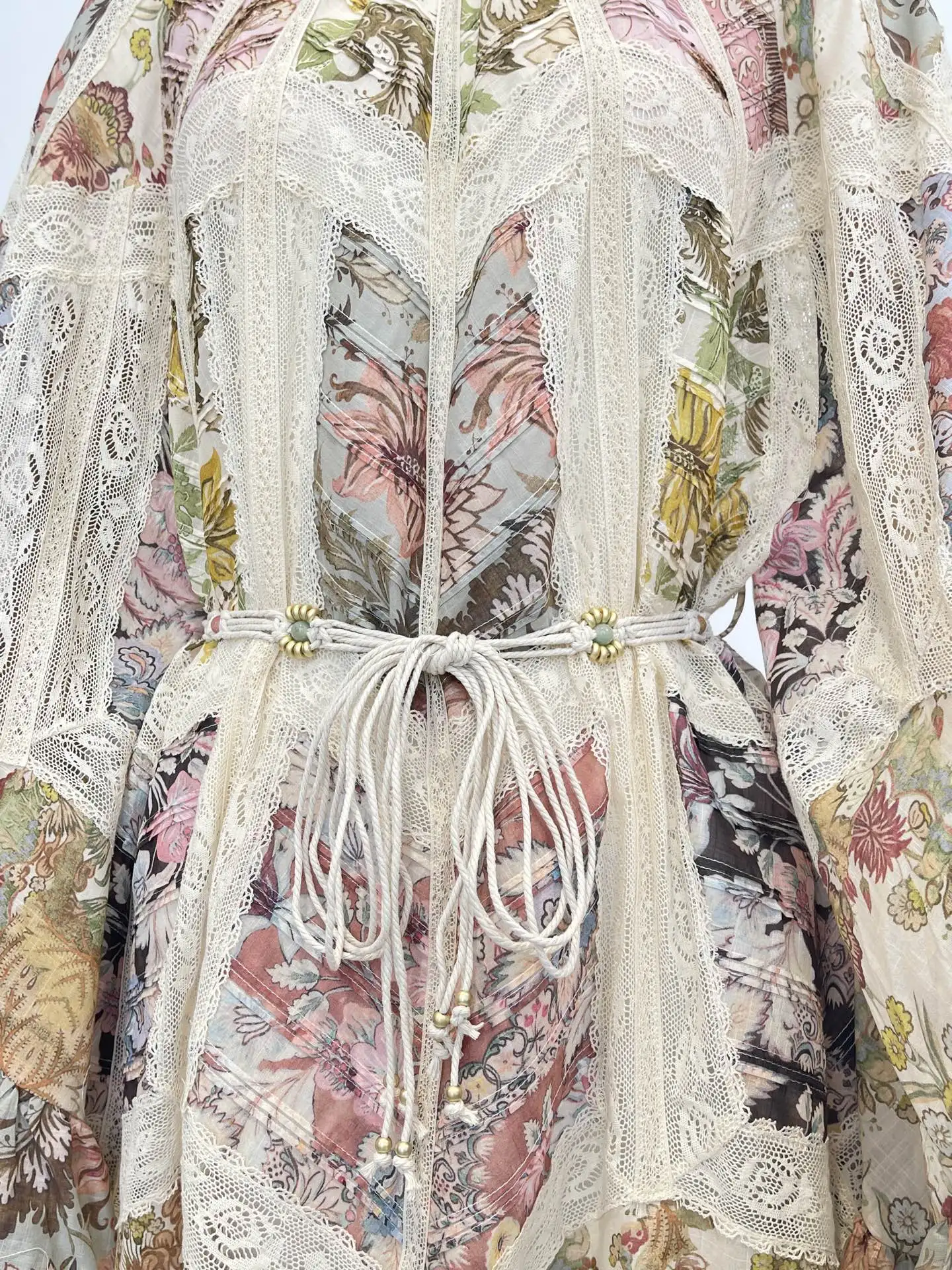 Wielobarwna sukienka mini z koronkowymi wstawkami w kwiatowy wzór, nowość 2025 dla kobiet