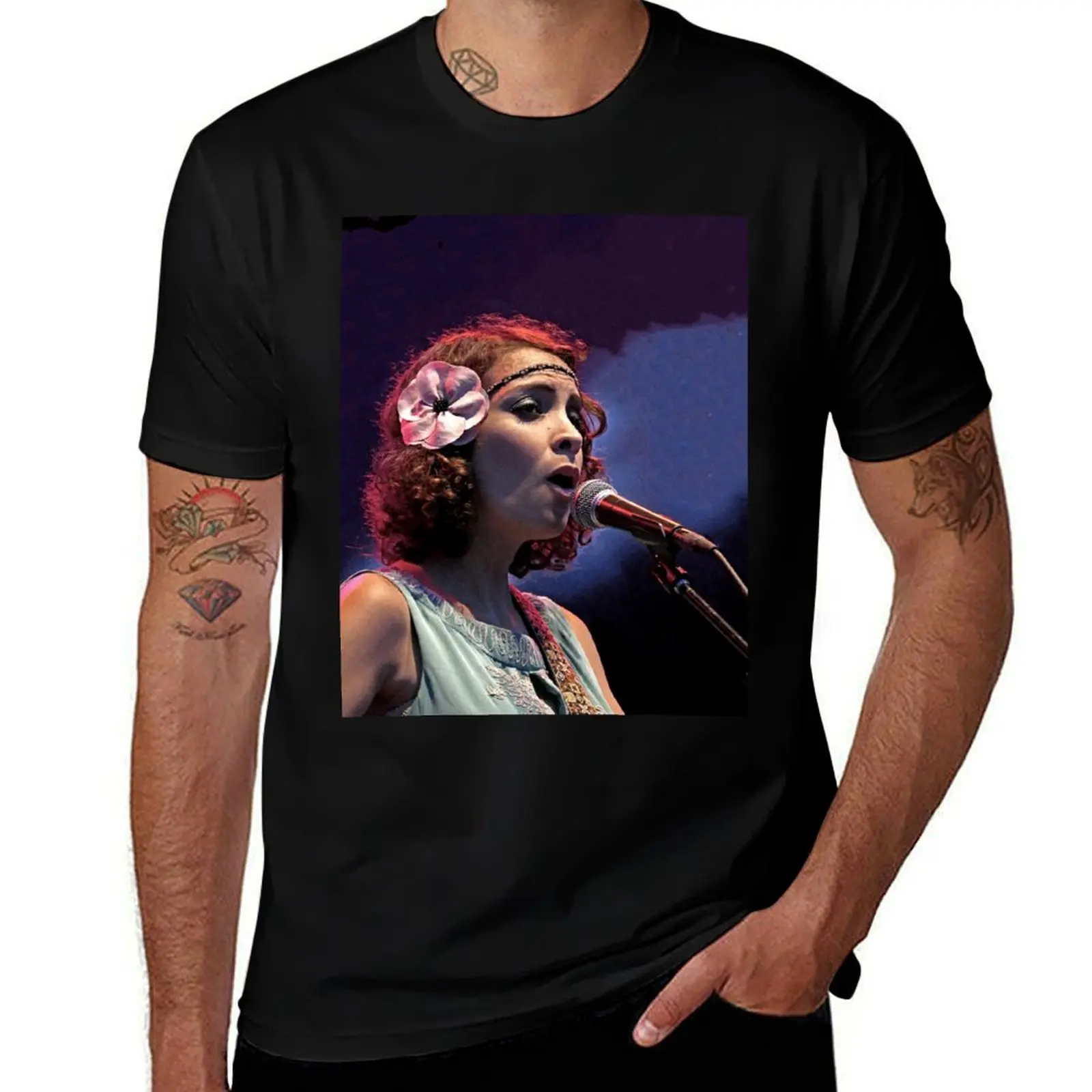 r319/ finition 2022 : Singer Woman : Gaby Moreno par Okaio Créations Olavia-Olao T-Shirt