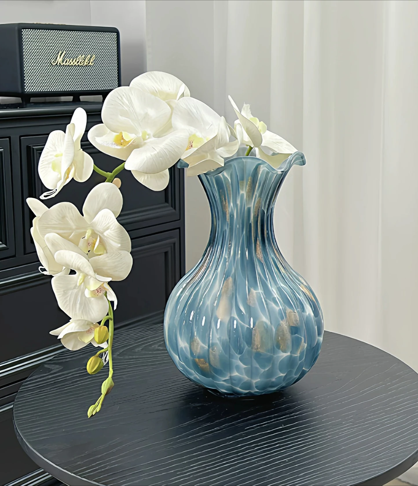A retro luxury high-end glass glass with gold-sprinkled peacock blue glass vases