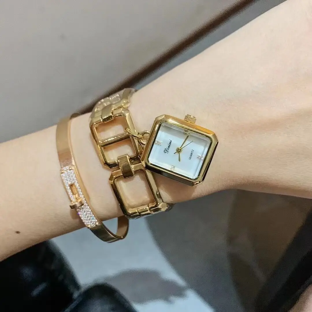 

Новые женские часы с цепочкой. Стильные квадратные модные часы. Изысканные женские наручные часы. Креативный подарок для женщин. Уникальные часы.