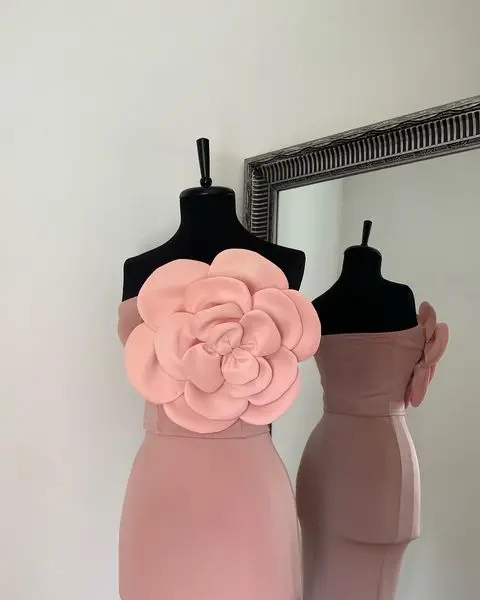 Lindo fúcsia alta elástica meados de vestidos femininos com flor artesanal sem alças bainha vestido de festa formal