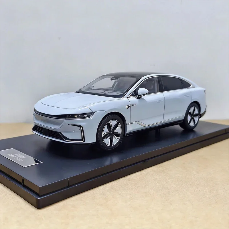 

Масштабная модель автомобиля VOYAH Chasing Light Lantu 1:18, оригинальная заводская литая имитационная модель седана из сплава, высококлассный электромобиль на новой энергии